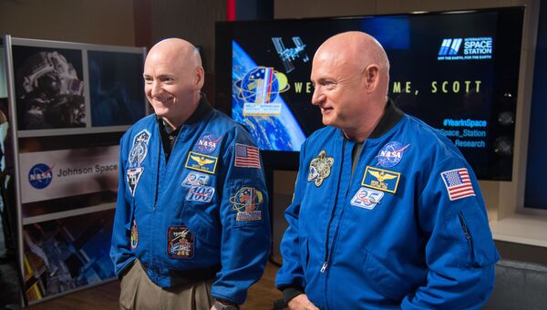 Скотт (слева) и Марк (справа) Келли, астронавты НАСА