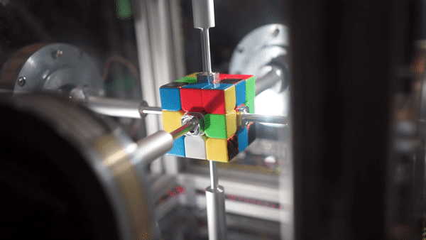 Американский робот собрал кубик Рубика менее чем за полсекунды