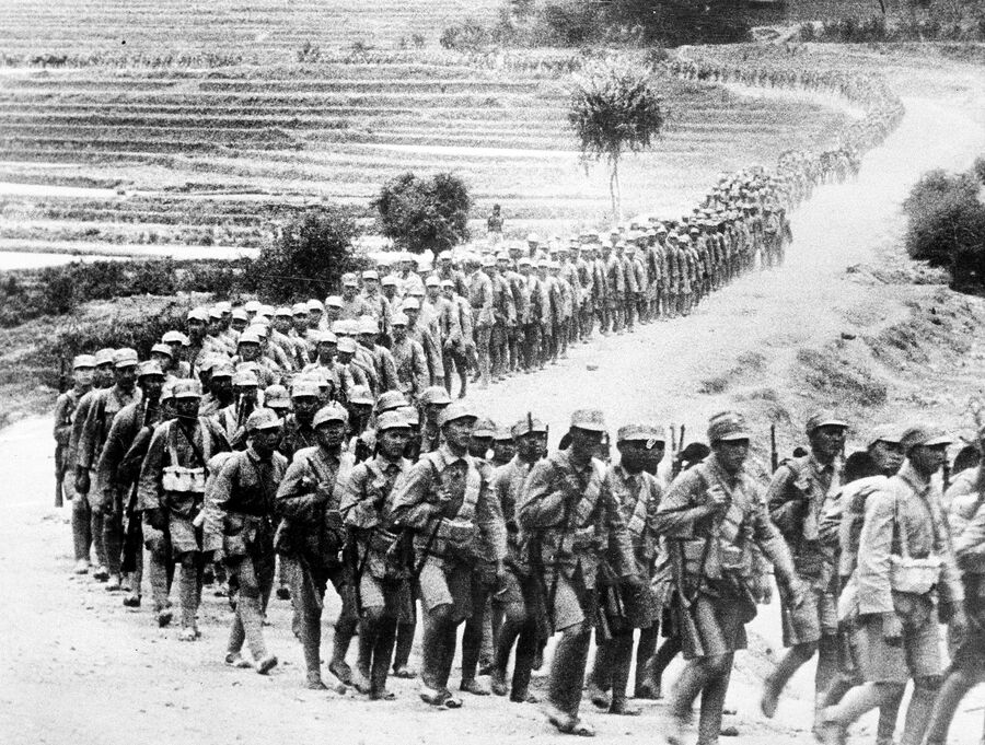 Китайские солдаты идут по дороге в провинции Юньнань во время Японо-китайской войны