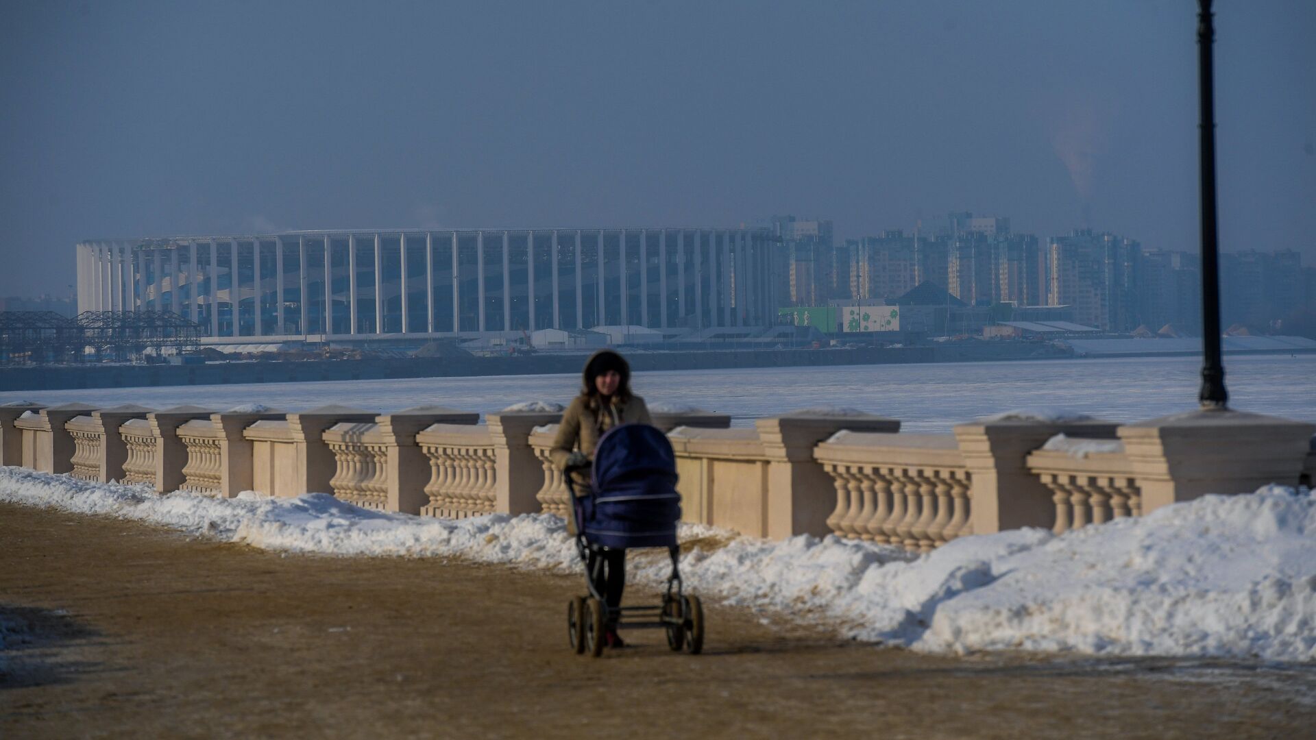 Женщина с коляской гуляет по набережной в Нижнем Новгороде - РИА Новости, 1920, 04.12.2020