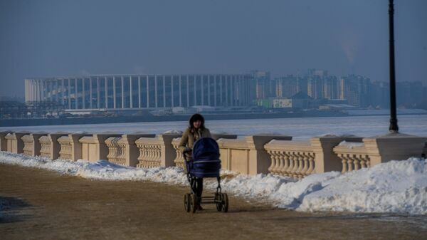 Женщина с коляской гуляет по набережной в Нижнем Новгороде