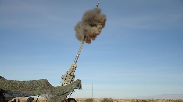 Запуск M982 Excalibur 155 мм из ствола гаубицы M777 во время стрельбы, США