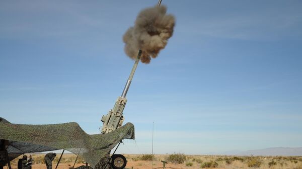 Запуск M982 Excalibur 155 миллиметров из ствола гаубицы M777 во время стрельбы, США