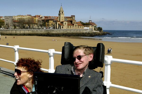 Британский физик-теоретик Cтивен Хокинг с женой в Испании