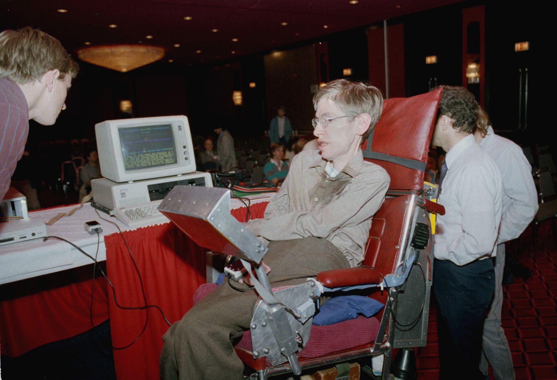 Британский физик-теоретик Cтивен Хокинг Британский физик-теоретик Cтивен Хокинг - РИА Новости, 1920, 02.12.2025