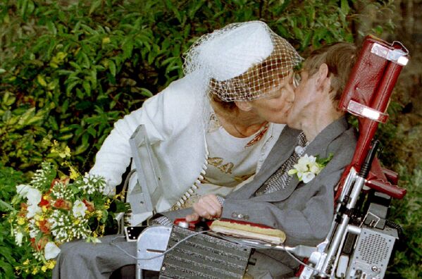 Британский физик-теоретик Cтивен Хокинг с невестой после свадебной церемонии