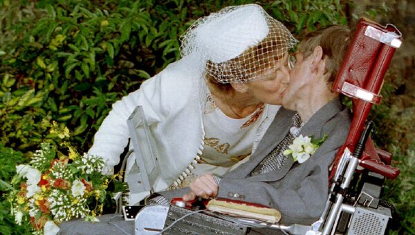 Британский физик-теоретик Cтивен Хокинг с невестой после свадебной церемонии