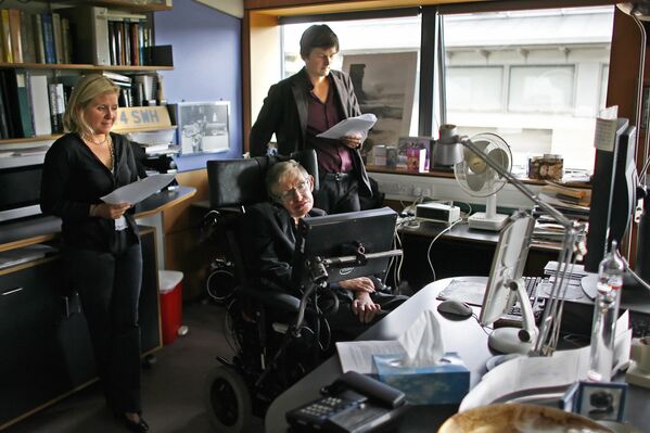 Британский физик-теоретик Cтивен Хокинг с дочерью Люси и Кристофером Гальфардом в Центре математических наук в Кембридже