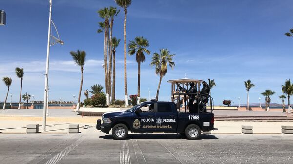 Автомобиль мексиканской полиции в прибрежной полосе
