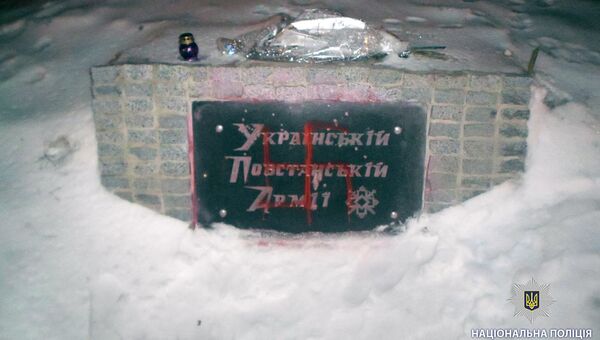 Неизвестные разрисовали красной краской памятник бойцам УПА* в Харькове. 13 марта 2018