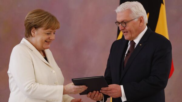 Президент ФРГ Франк-Вальтер Штайнмайер утвердил в должности канцлера Ангелу Меркель после ее избрания в бундестаге. 14 марта 2018