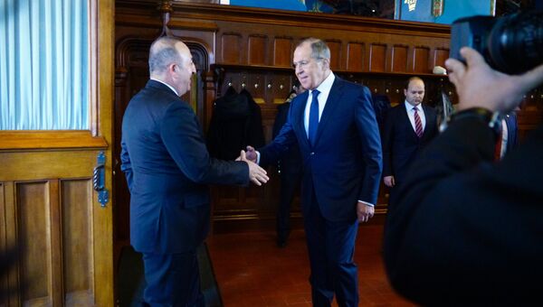 Министр иностранных дел России Сергей Лавров и глава МИД Турции Мевлют Чавушоглу во время встречи
