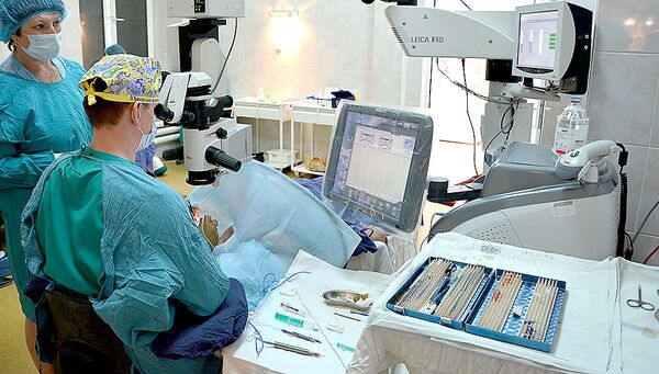 Заведующий офтальмологическим отделением Областной клинической больницы №1 Григорий Викторович Симоненко во время операции. 14 марта 2018