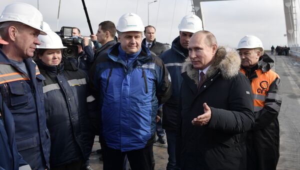Владимир Путин во время беседы со строителями участка автодорожной части Крымского моста. 14 марта 2018