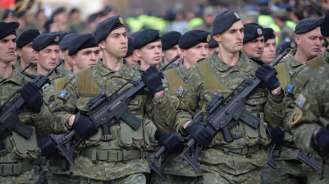 Участники военного парада в Приштине. Архивное фото.