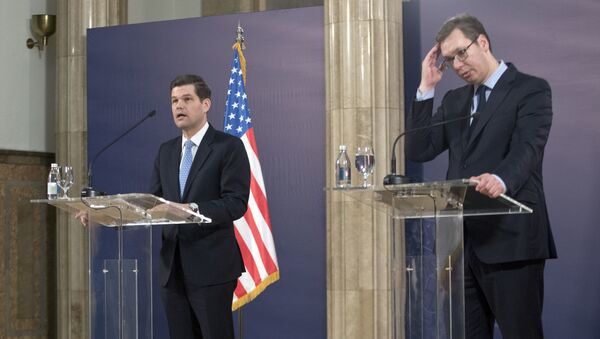 Помощник Госсекретаря США по Европе и Евразии Уэсс Митчелл и президент Сербии Александр Вучич на пресс-конференции в Белграде, Сербия. 14 марта 2018