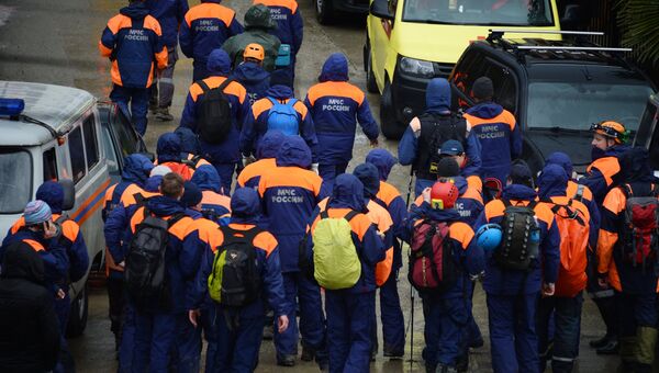 Сотрудники МЧС РФ во время поисково-спасательной операции по розыску девочки в Адлеровском районе Сочи. 14 марта 2018