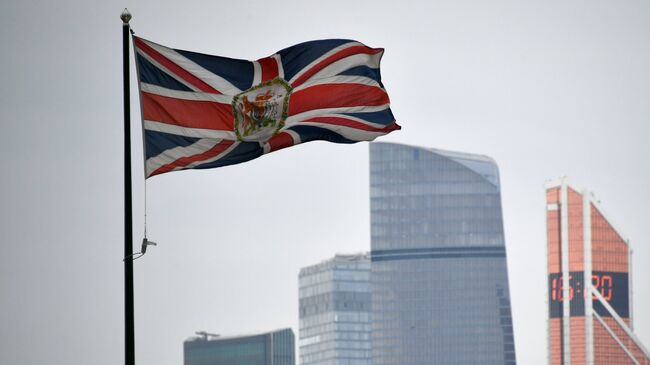 Флаг на здании посольства Великобритании в России в Москве