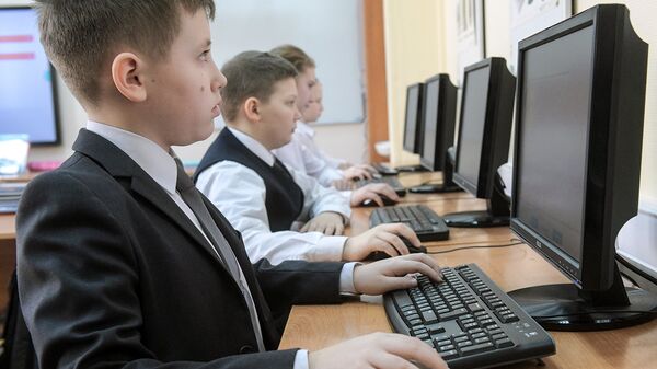 Ученики в компьютерном классе. Архивное фото