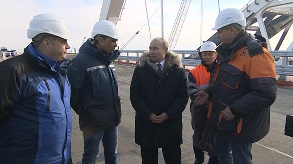 Путин на Крымском мосту пообщался со строителями Путин на Крымском мосту пообщался со строителями