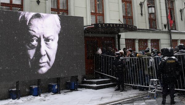 Люди стоят в очереди у входа в здание Московского Художественного театра имени А.П.Чехова, где пройдет церемония прощания с актером Олегом Табаковым. 15  марта 2018