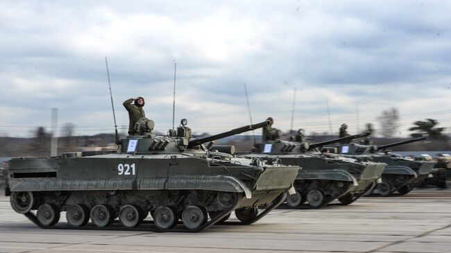 Боевые гусеничные плавающие машины БМД-4М. Архивное фото