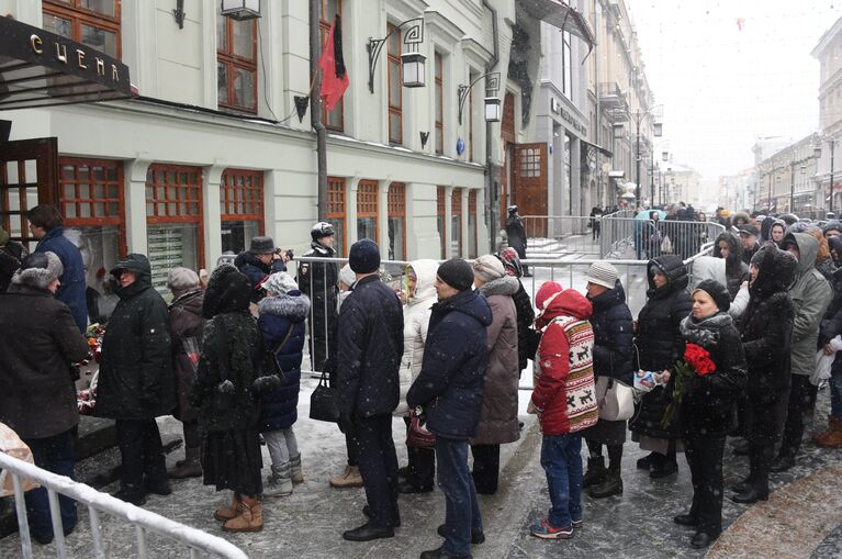 Люди у входа в здание Московского Художественного театра (МХТ) имени А. П. Чехова в Камергерском переулке, где проходит церемония прощания с актером Олегом Табаковым