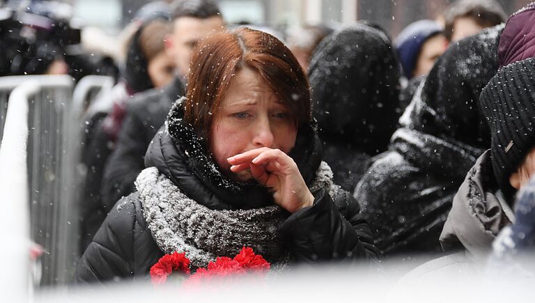 Люди с цветами у входа в здание Московского Художественного театра (МХТ) имени А. П. Чехова в Камергерском переулке, где проходит церемония прощания с актером Олегом Табаковым