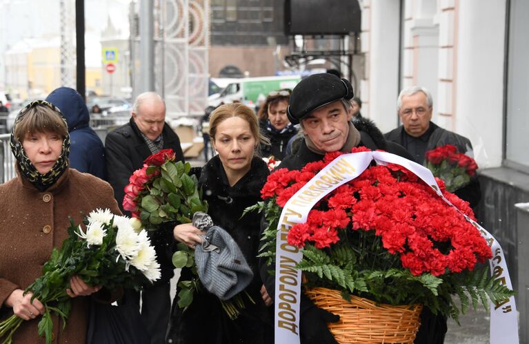 Актер, главный режиссер Московского драматического театра СФера Александр Коршунов у входа в здание Московского Художественного театра (МХТ) имени А. П. Чехова в Камергерском переулке, где проходит церемония прощания с актером Олегом Табаковым