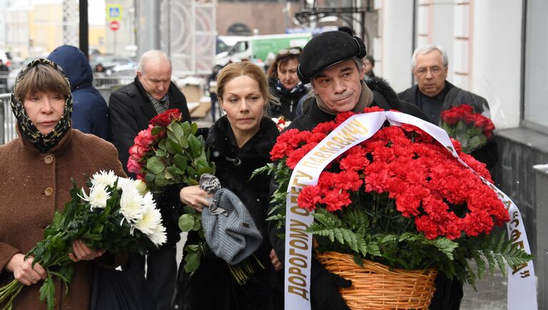 Актер, главный режиссер Московского драматического театра СФера Александр Коршунов у входа в здание Московского Художественного театра (МХТ) имени А. П. Чехова в Камергерском переулке, где проходит церемония прощания с актером Олегом Табаковым