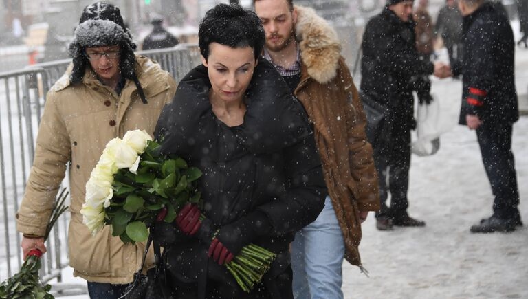 Директор Театра на Таганке, актриса Ирина Апексимова у входа в здание Московского Художественного театра (МХТ) имени А.П.Чехова в Камергерском переулке, где пройдет церемония прощания с актером Олегом Табаковым