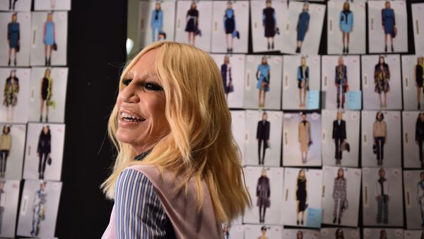 Дизайнер Донателла Версаче за кулисами перед показом для модного дома Versace