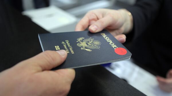 Пассажир предъявляет паспорт гражданина США на стойке регистрации в аэропорту города Сочи. Архивное фото