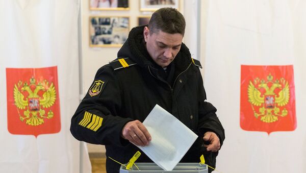 Военнослужащий Черноморского флота во время досрочного голосования на выборах президента РФ в Севастополе