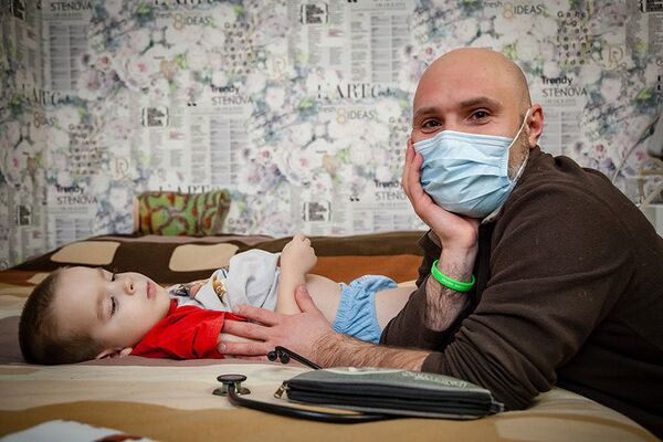 Алхаз Селезнев с маленьким пациентом Алхаз Селезнев с маленьким пациентом
