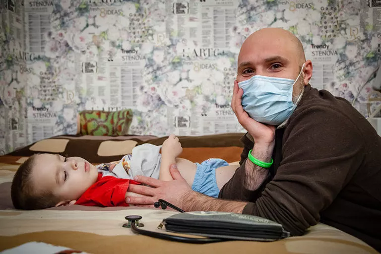 Алхаз Селезнев с маленьким пациентом Алхаз Селезнев с маленьким пациентом