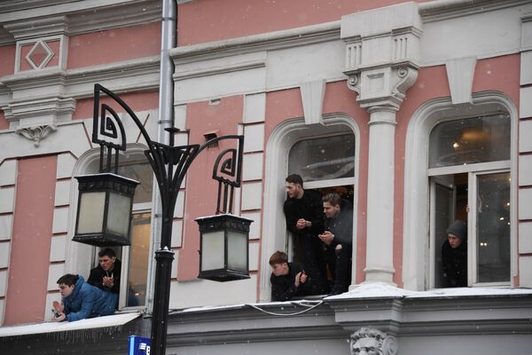 Молодые люди в окнах Школы-студии МХАТ в Камергерском переулке во время прощания с актером и режиссером Олегом Табаковым