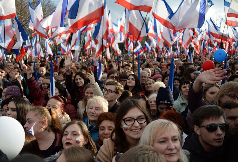 Участники митинга в Севастополе в честь годовщины воссоединения Крыма с Россией