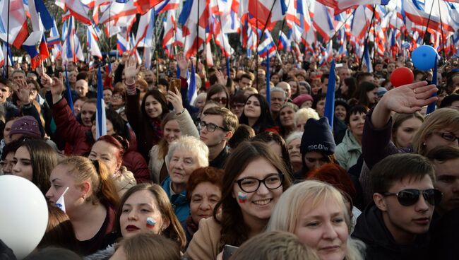 Участники митинга в Севастополе в честь годовщины воссоединения Крыма с Россией