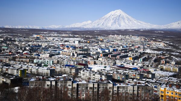 Вид на Петропавловск-Камчатский и Кореякский вулкан