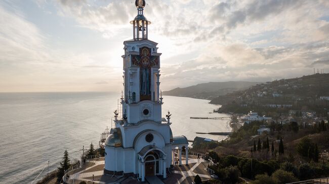 Вид на храм-маяк Святого Николая Чудотворца в Крыму. Архивное фото