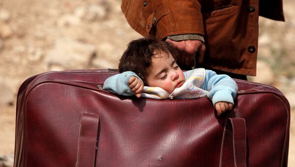 Ребенок в чемодане во время вывода жителей из Восточной Гуты в Сирии