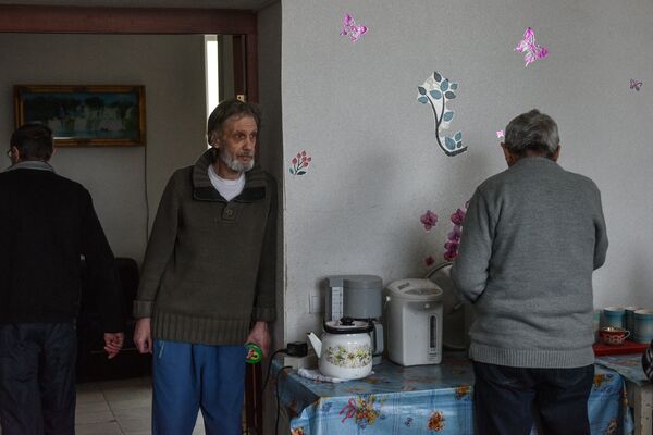 Постояльцы в столовой дома трудолюбия Ной в деревне Клейменово Егорьевского района Постояльцы в столовой дома трудолюбия Ной в деревне Клейменово Егорьевского района