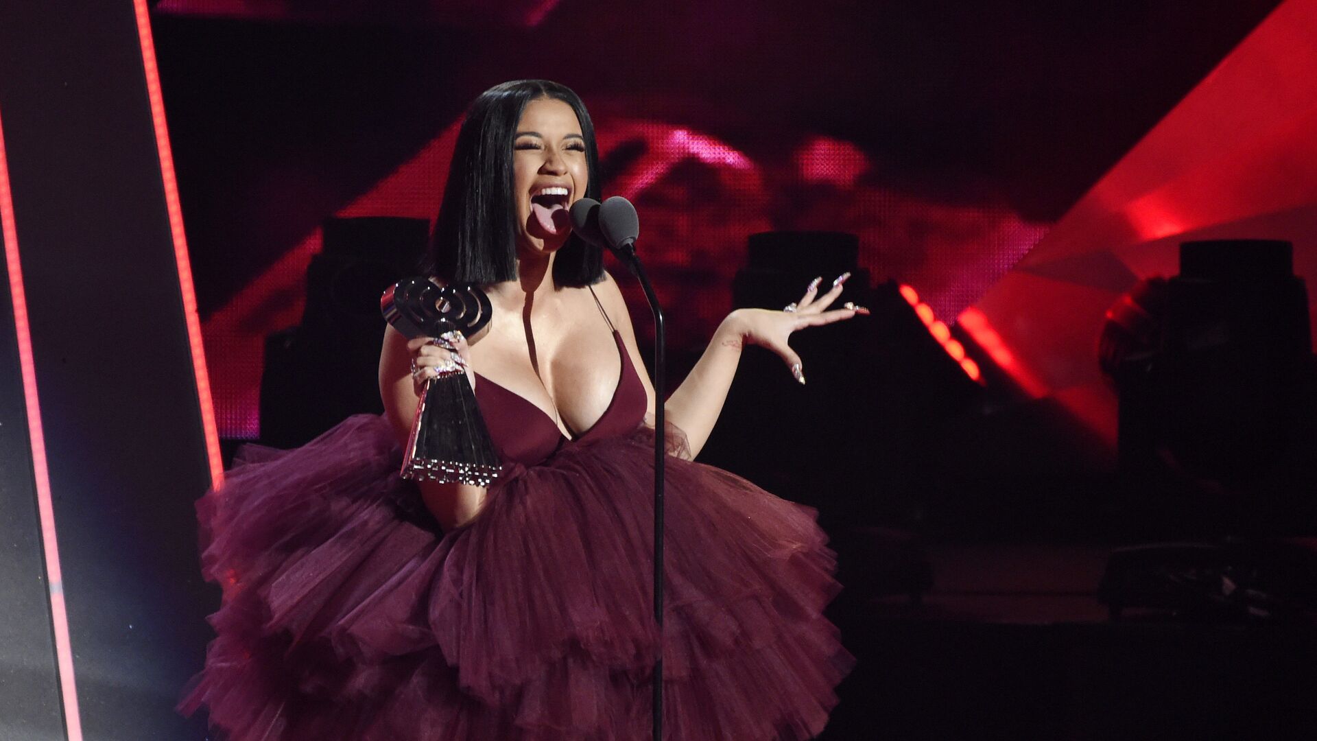 Американская певица Cardi B на церемонии вручения премии iHeartRadio Music Awards - РИА Новости, 1920, 09.08.2023