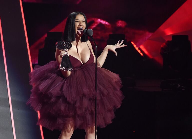 Американская певица Cardi B на церемонии вручения премии iHeartRadio Music Awards