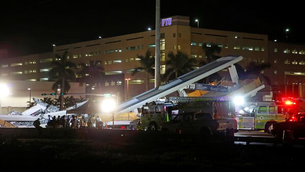 Место обрушения пешеходного моста в Международном университете Флориды в Майами. 15 марта 2018