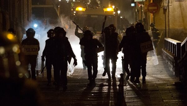 Испанские полицейские во время беспорядков в Мадриде после гибели уличного торговца