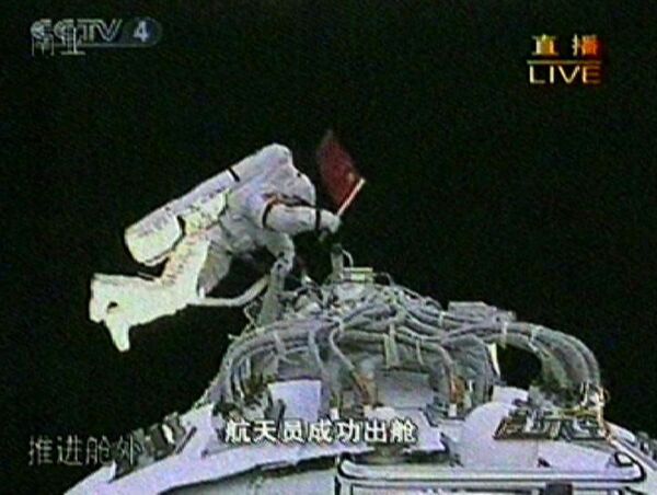 Китайский космонавт впервые вышел в открытый космос. Кадр телеканала CCTV