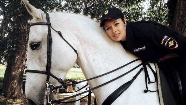 Мария Батурина во время прохождения службы в полку вместе со своим конем Броском