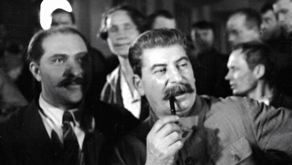 Генеральный секретарь ЦК ВКП (б) Иосиф  Сталин среди делегатов на II Всесоюзном съезде колхозников-ударников. Февраль 1935 года